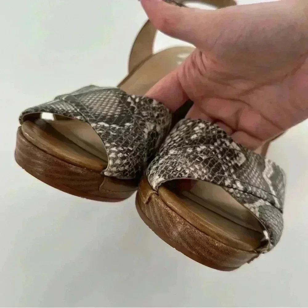 Johnston and Murphy Maren sandals size 7.5 tan leather snake print platform